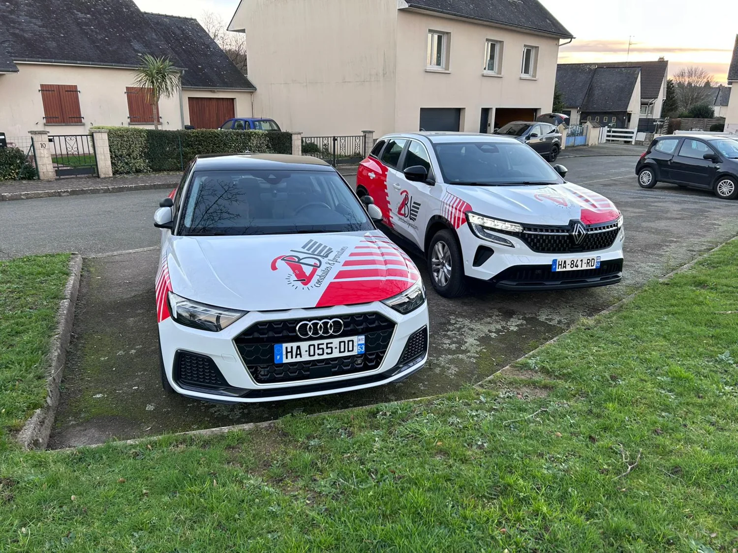 Les deux voitures de formation 2 BL Conduites stationnées à Laigné