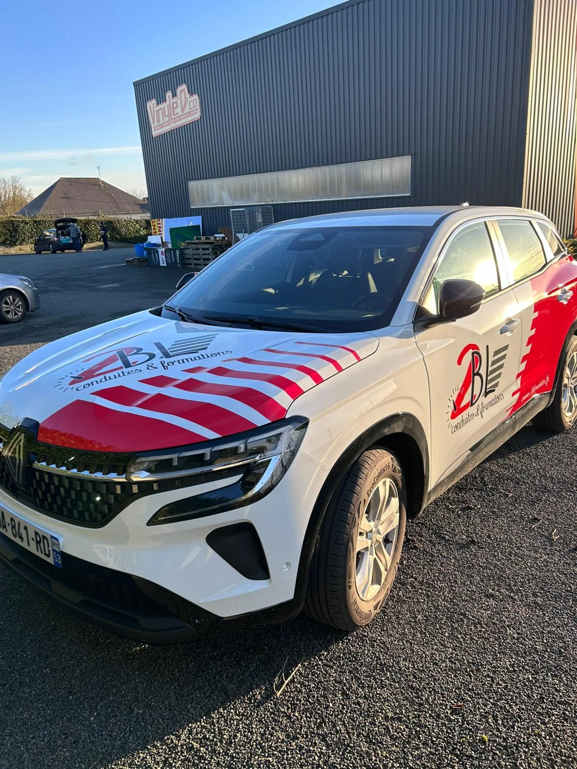 Voiture de formation 2 BL, avec sa décoration rouge et blanche